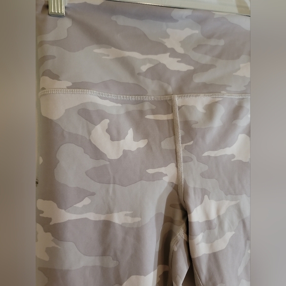 Athleta Elation 7/8 Tight in Gray Camo Small - Picture 5 of 8